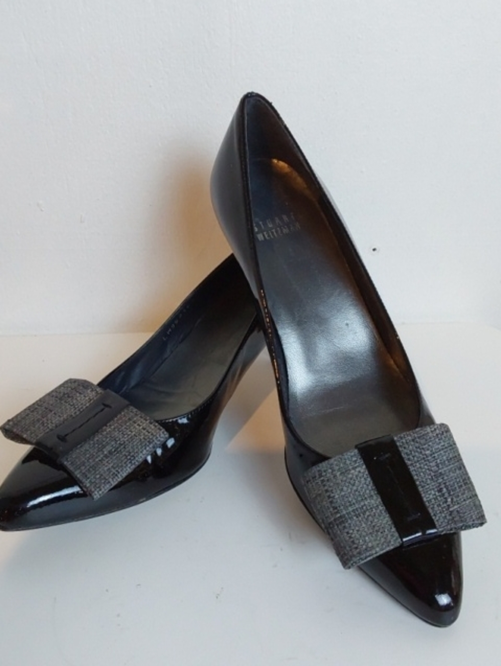 Stuart Weitzman| Black Patent Pointed Heels with Gray Bow Accent Toe Sz. 7